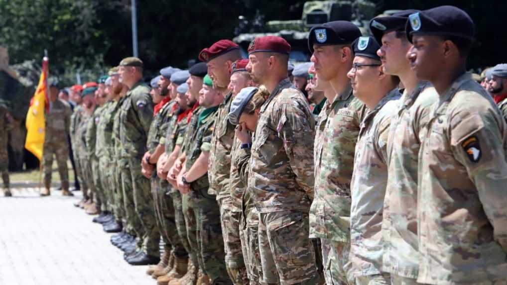 Velenie jednotky NATO na Slovensku preberajú Španieli, informoval R. Kaliňák