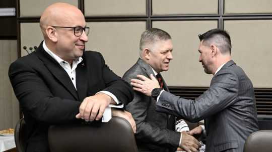 Uprostred predseda vlády SR Robert Fico, vpravo minister pôdohospodárstva a rozvoja vidieka SR Richard Takáč a vľavo minister dopravy SR Jozef Ráž (všetci Smer-SD).