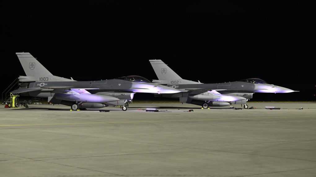 Začala sa nová éra slovenského nadzvukového letectva: V Kuchyni pristáli prvé dve stíhačky F-16