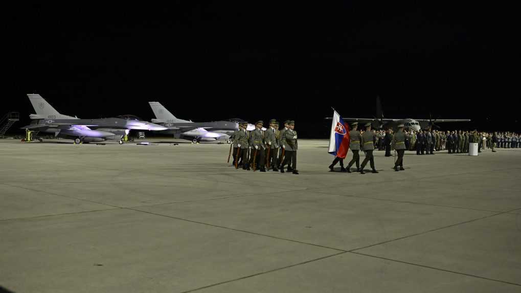 Začala sa nová éra slovenského nadzvukového letectva: V Kuchyni pristáli prvé dve stíhačky F-16