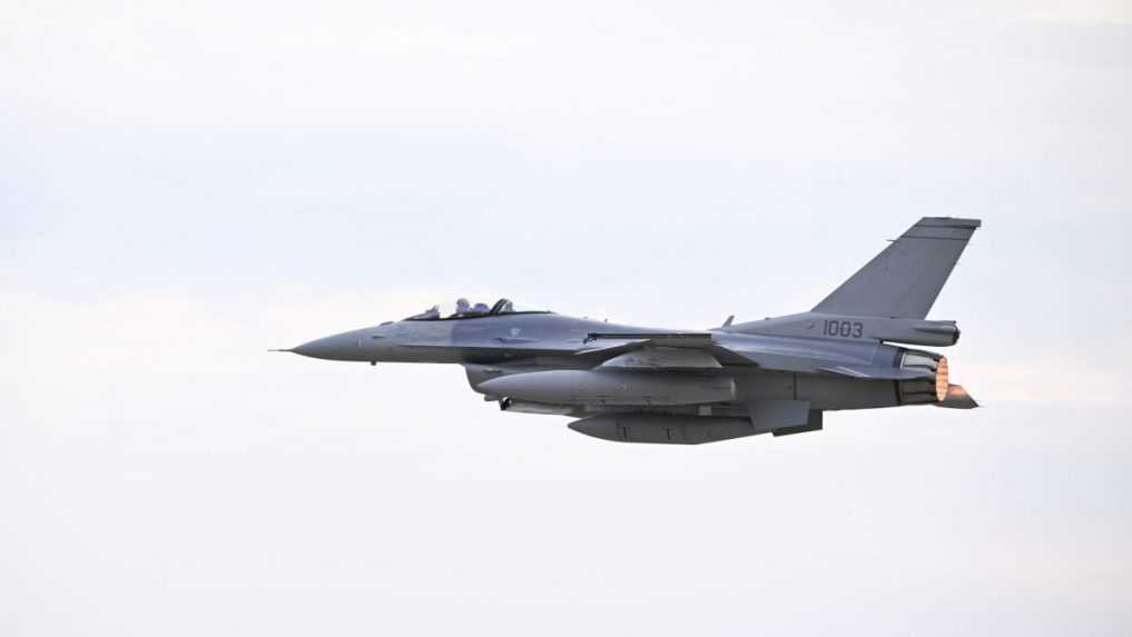Začala sa nová éra slovenského nadzvukového letectva: V Kuchyni pristáli prvé dve stíhačky F-16
