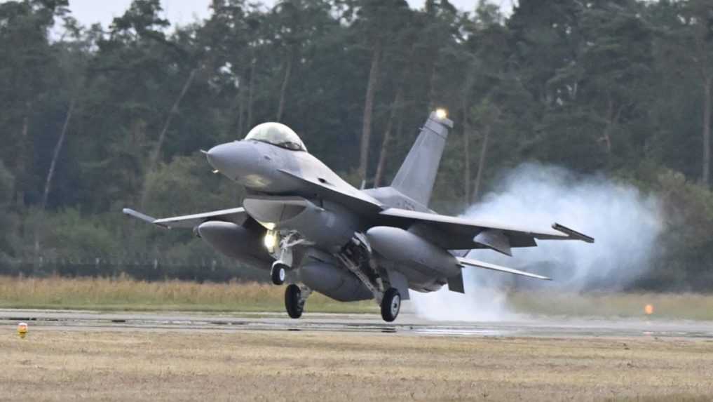 Tretia stíhačka F-16 už pristála na Slovensku. Ďalšie očakáva rezort obrany v budúcom roku