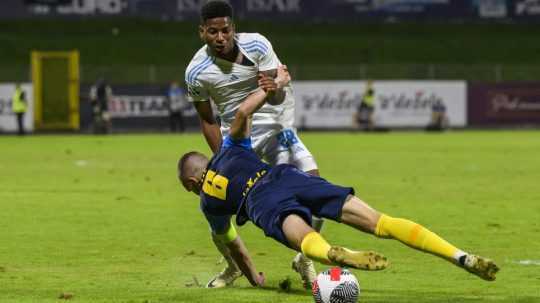 Na snímke sprava David Zec (Celje) a Cesar Blackman (Slovan).