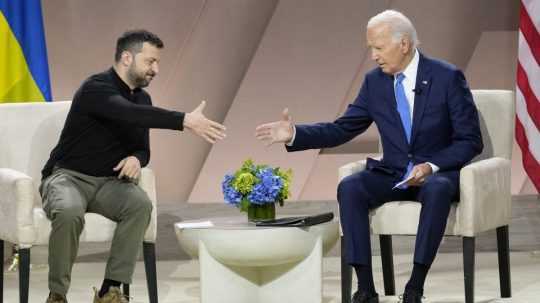 Na snímke sprava americký prezident Joe Biden a ukrajinský prezident Volodymyr Zelenskyj.