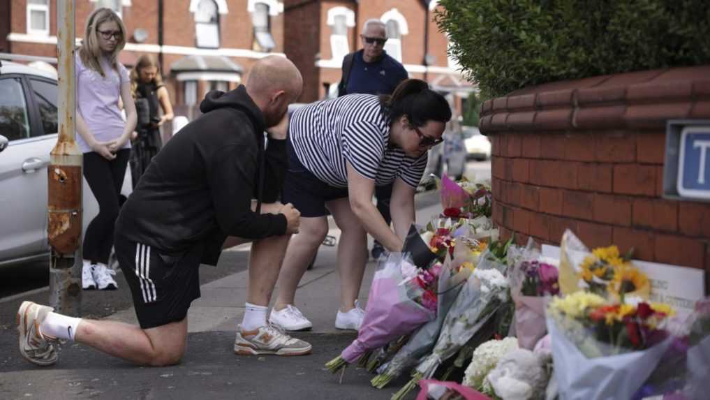 Ľudia pokladaj&uacute; kvety pred budovou, v ktorej do&scaron;lo k &uacute;toku nožom.