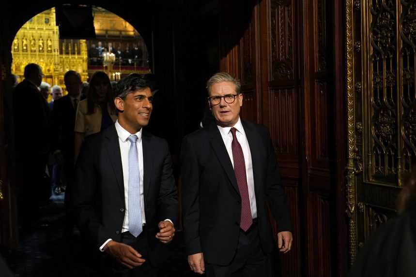 Predseda vl&aacute;dy Keir Starmer (vpravo) a b&yacute;val&yacute; predseda vl&aacute;dy a l&iacute;der opoz&iacute;cie Rishi Sunak.