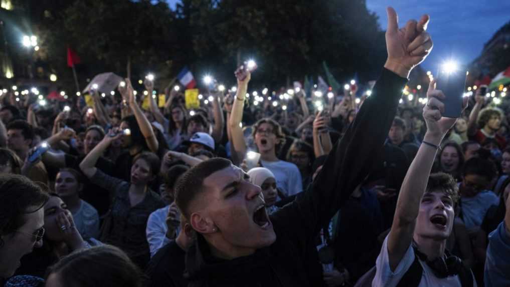 Voľby vo Francúzsku: Po prvom kole vedie krajná pravica, protestovali proti nej tisíce ľudí