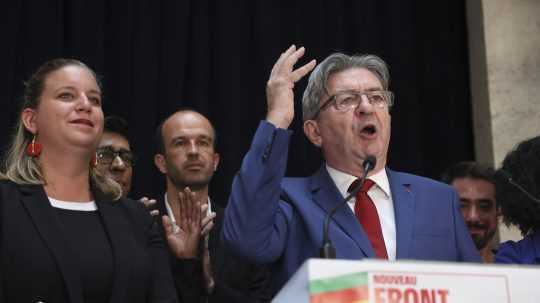 Zakladateľ krajne ľavicovej strany La France Insoumise - LFI (Nepoddajné Francúzsko) Jean-Luc Melenchon prednáša prejav vo volebnom štábe strany.