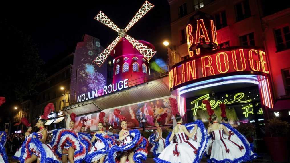 Moulin Rouge opäť zdobí úplný veterný mlyn, pobeží okolo neho štafeta s olympijskou pochodňou