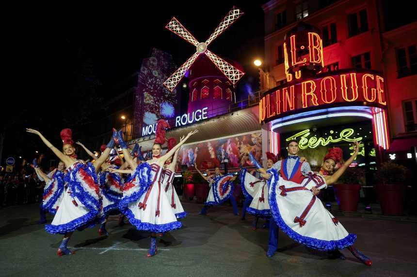 Moulin Rouge opäť zdobí úplný veterný mlyn, pobeží okolo neho štafeta s olympijskou pochodňou