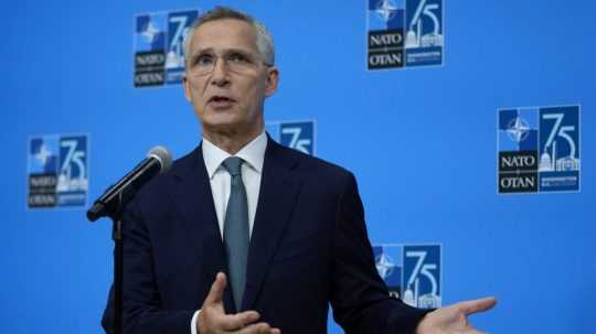 Generálny tajomník NATO Jens Stoltenberg v rozhovore s predstaviteľmi médií na samite NATO.