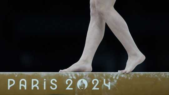 Gymnastka počas tréningu na kladine na OH 2024 v Paríži.