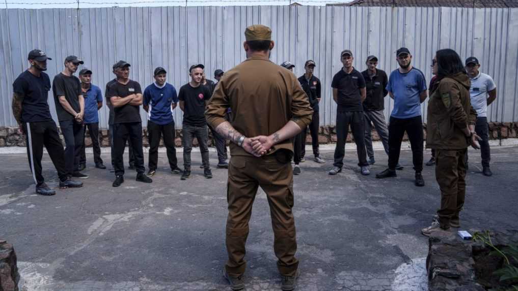 V&auml;zni poč&uacute;vaj&uacute; ukrajinsk&eacute;ho seržanta z pr&aacute;poru Arey počas rozhovoru vo v&auml;znici v Dnepropetrovskej oblasti na Ukrajine v piatok 21. j&uacute;na 2024.