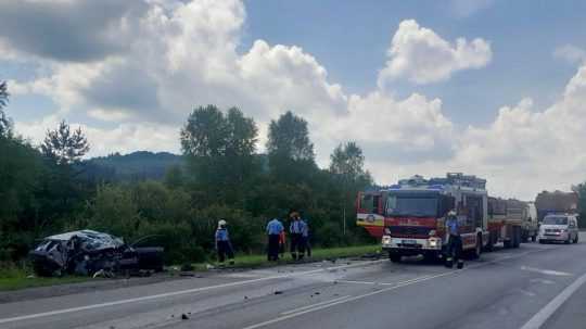 Neďaleko Čadce sa zrazilo osobné auto s nákladným vozidlom.