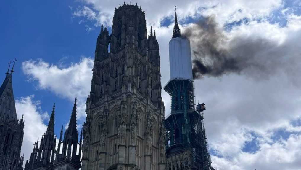 VIDEO: Na severe Francúzska horela katedrála. Preslávila sa obrazmi Clauda Moneta