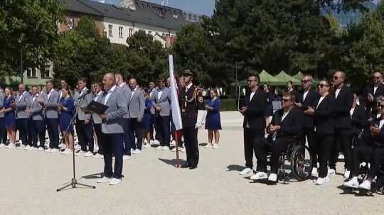 Olympionici a paralympionici počas skladania slávnostného sľubu.