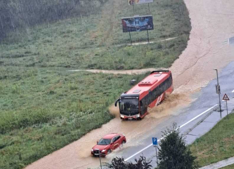 FOTO/VIDEO: Zvolen a okolie zasiahla silná búrka. Cesty zaliala voda, padali veľké krúpy