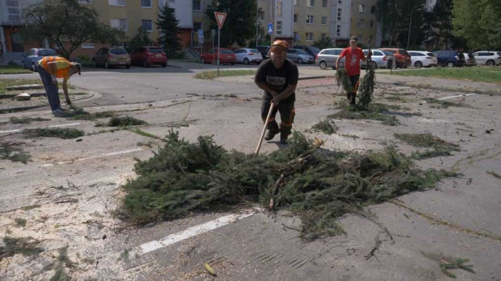 Škody spôsobené silnými búrkami vo Zvolene a okolí budú odstraňovať ešte niekoľko dní