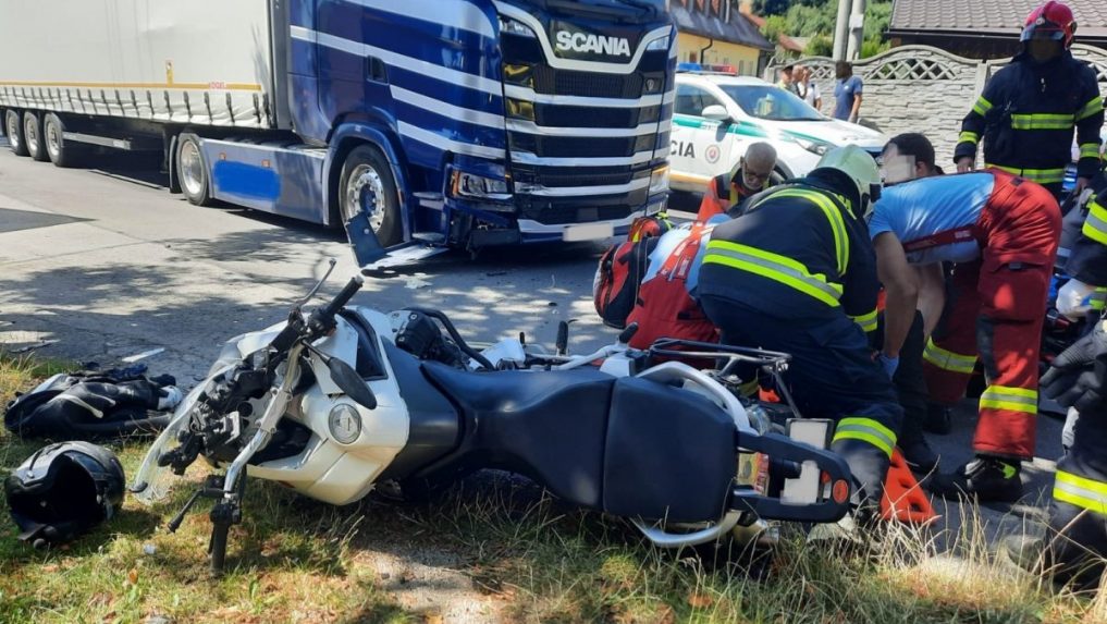 Šťastie v nešťastí: Motorkár sa zrazil s nákladným vozidlom. Vyviazol s poranením hlavy a hrudníka