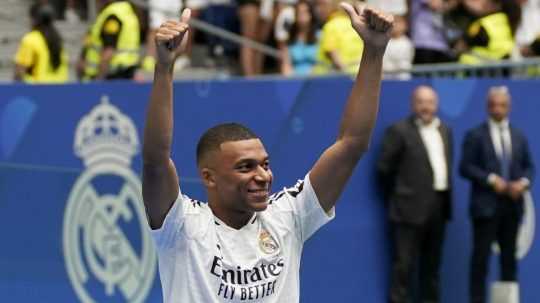 Kylian Mbappé počas oficiálneho predstavenia fanúšikom.