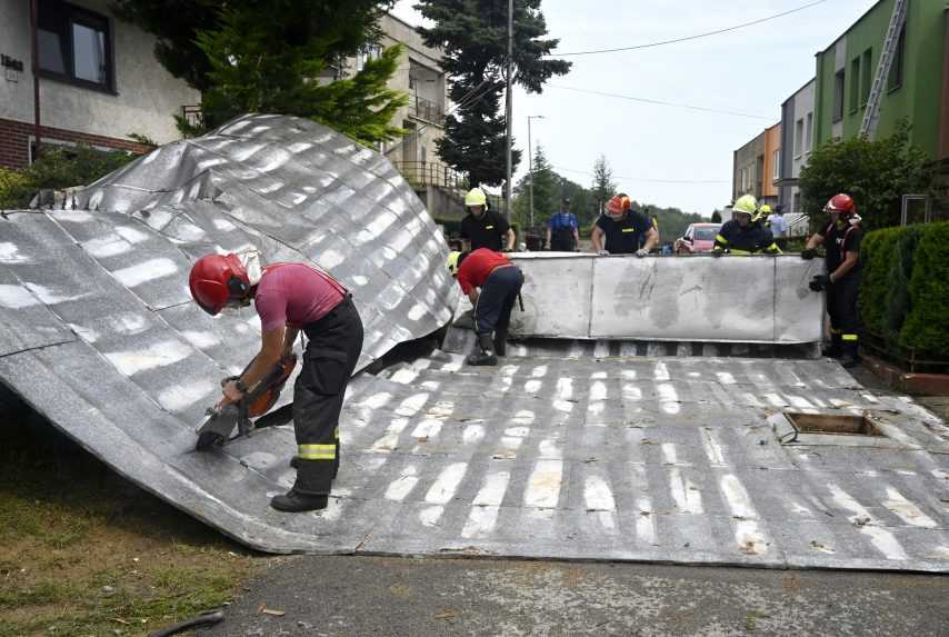 FOTO/VIDEO: Mimoriadna situácia vo Vranove nad Topľou, strhnuté strechy aj stromy. Východ zasiahla silná búrka