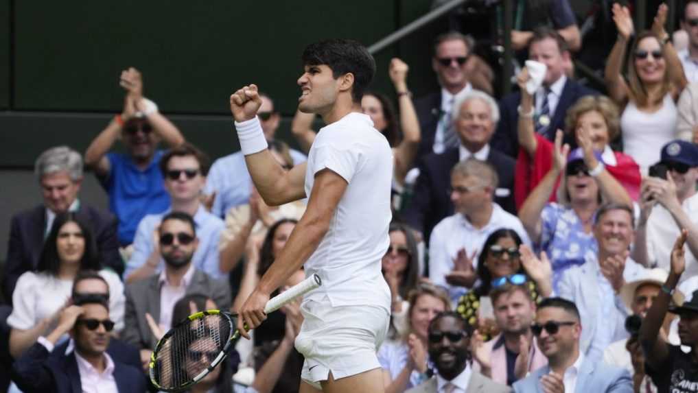 Carlos Alcaraz obhájil zisk titulu vo Wimbledone, Djokoviča porazil v troch setoch