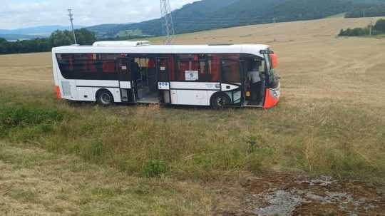 Autobus zišiel mimo cestu.