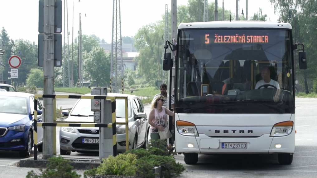 V Ružomberku jazdí menej autobusov: Radnica tvrdí, že boli poloprázdne a takto chce ušetriť