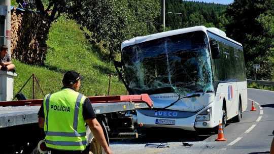 Nehoda autobusu a traktora si vyžiadala niekoľko zranených.