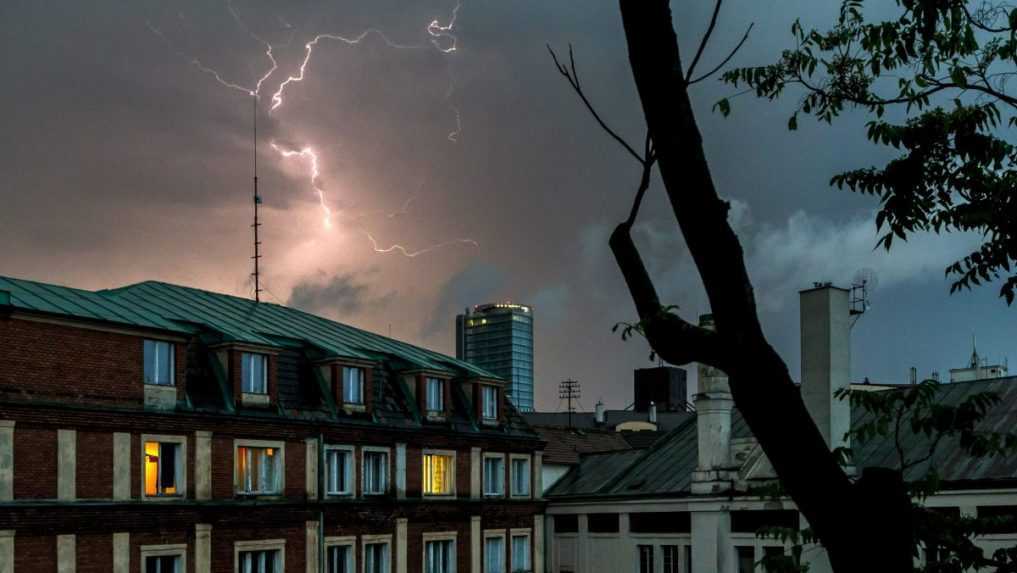 Intenzívne búrky spôsobili energetickú kalamitu. Na západnom Slovensku vyhlásili mimoriadnu situáciu