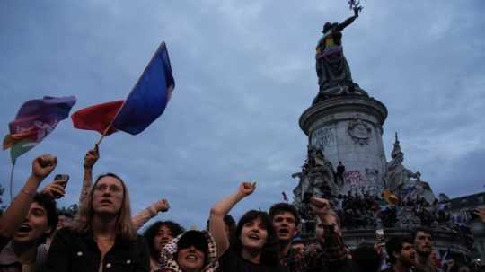 Na snímke Francúzi počas protestov.