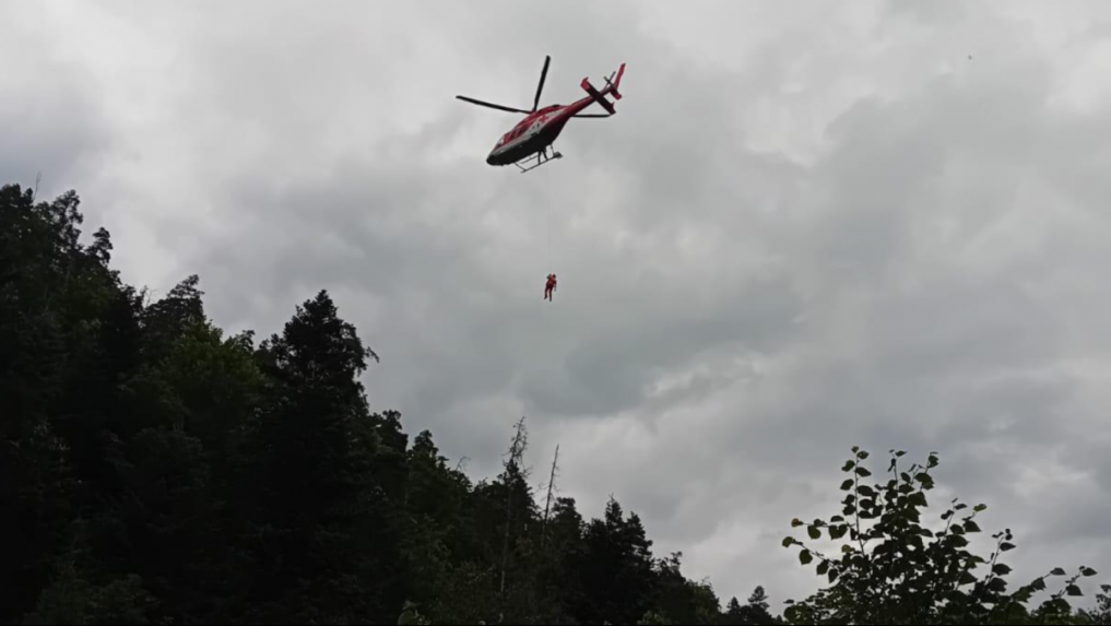 Prevrátenie a pád auta v strmom lese pod vrcholom Nevedomá neprežila jedna osoba (†37)