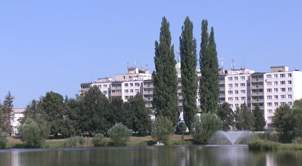 Problém so sinicami v košickom Jazere pretrváva. Mesto má len dočasné riešenia, na iné nie sú financie