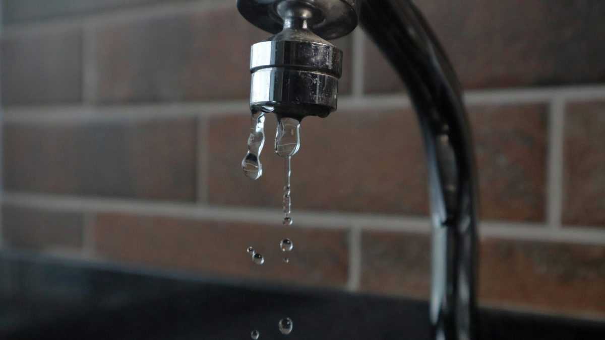 Pranie i sprchovanie si musia pl&aacute;novať: Obyvatelia bytoviek neďaleko centra Ko&scaron;&iacute;c z&aacute;pasia s v&yacute;padkami vody