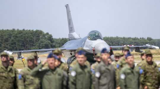 Na snímke stíhačka F-16 na letisku Kuchyňa.