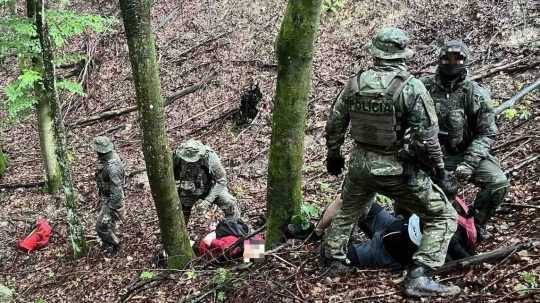 Polícia zadržala v lese na východe Slovenska prevádzača a nelegálnych migrantov.