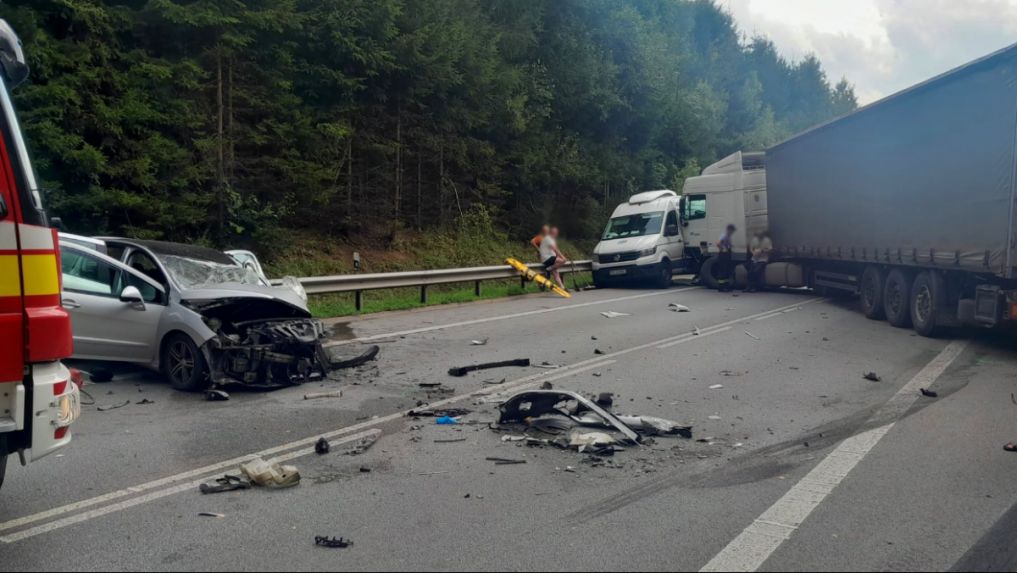 Na Kysuciach sa zrazil kamión s dodávkou a osobným autom: Pre nehodu uzavreli tunel Horelica