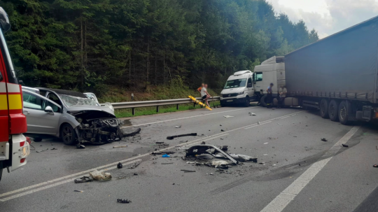 Pri odbočke na Oščadnicu sa zrazili osobné auto, dodávka a kamión.