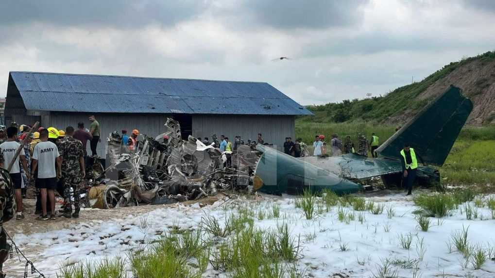 V Nepále sa pri vzlete zrútilo lietadlo. Nehodu prežil iba pilot