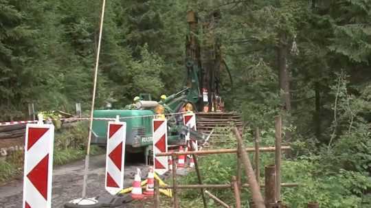 stavebné stroje a oprava cesty