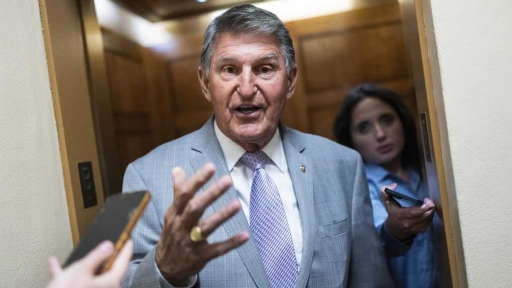 Do boja o Biely dom vstupuje ďalšie meno. Senátor Joe Manchin zvažuje svoju kandidatúru