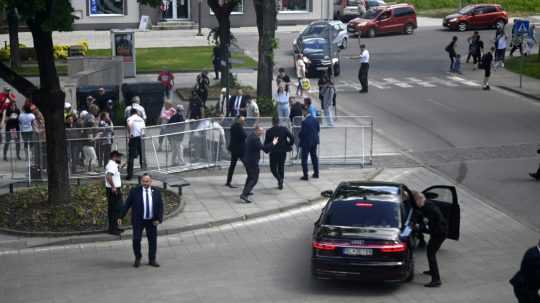 Vládna limuzína, v ktorej odviezli premiéra po streľbe v Handlovej.