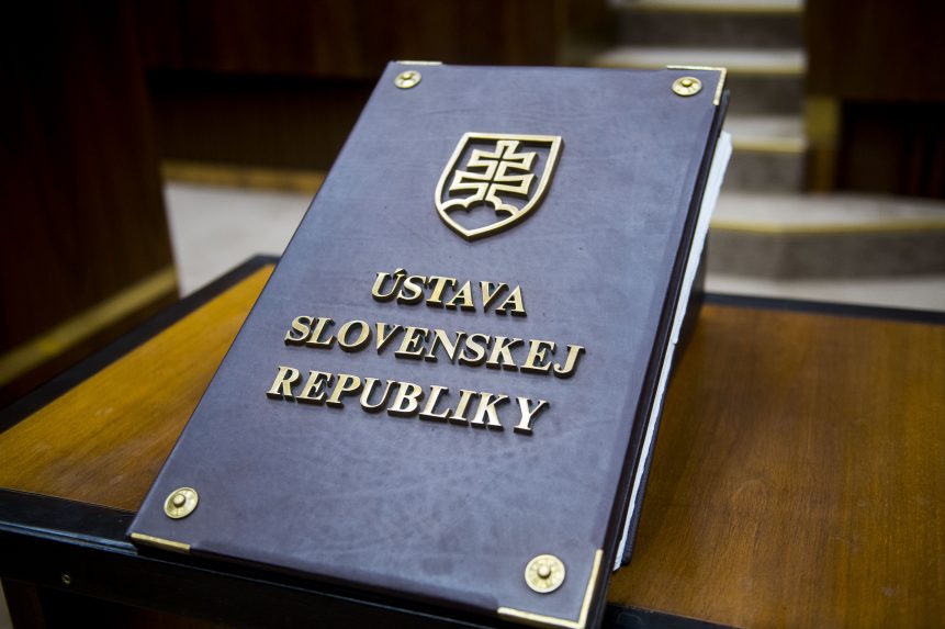 Ústava SR bola schválená pred 32 rokmi. Jej prijatím sa Slovensko konštituovalo ako zvrchovaný, demokratický právny štát