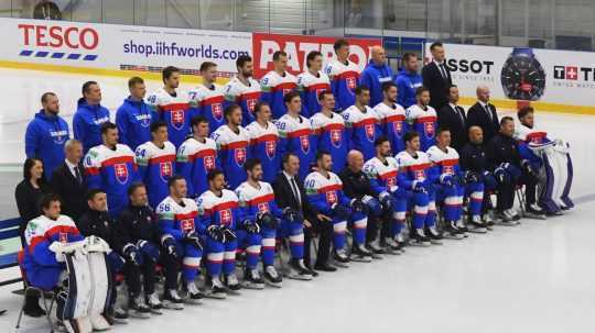 Hráči slovenskej reprezentácie pózujú pre skupinovú fotografiu na 87. majstrovstvách sveta v hokeji 2024 v Ostrave.