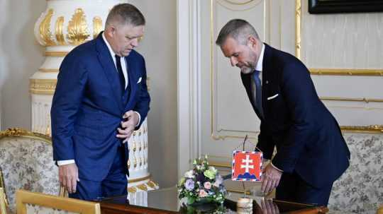 Vpravo prezident Peter Pellegrini, vľavo premiér Robert Fico.