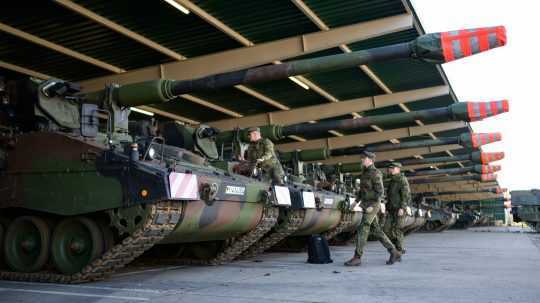 Archívna snímka samohybných húfnic Bundeswehru.