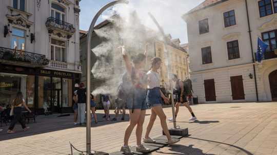 Rozprašovač vodnej hmly počas tropických teplôt v uliciach hlavného mesta Bratislava.