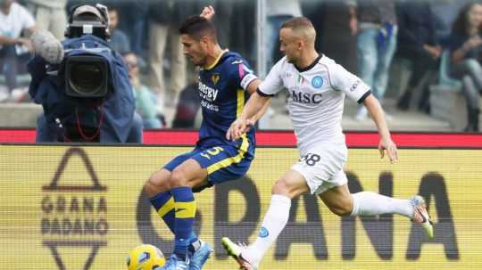 Slovenský futbalista v drese SSC Neapol Stanislav Lobotka (vpravo) a hráč Hellasu Verona Marco Davide Faraoni bojujú o loptu.