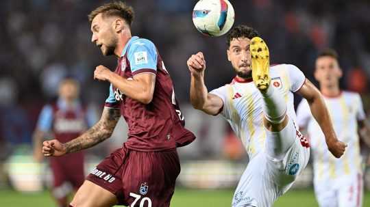 Hráč Trabzonsporu Denis Dragus (vľavo) v súboji s Alexandrom Mojžišom (Ružomberok) v odvetnom zápase 2. predkola Európskej ligy.