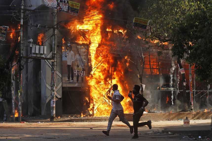 Krvavé protesty v Bangladéši majú najmenej 95 obetí, o život prišli aj policajti. Vláda vyhlásila celoštátne voľno